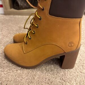 Timberland Women's Wheat/Tan Lace-Up Nubuck Block Heel Boots